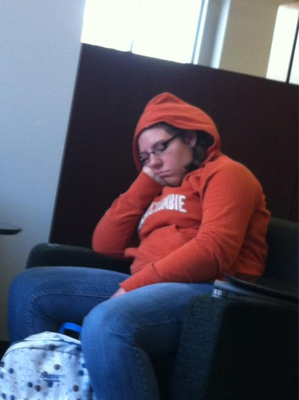 Geed_Life's tweet image. Only a true #geeeed would take naps in the library at 9:41am #sogeed #GDIproblems