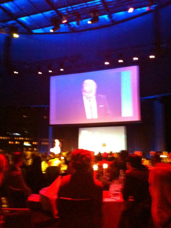 AbakusAB's tweet photo. Lars Akaktusson värd på Årets Byrå. Kände visst en del reklamare från golfbanan. http://t.co/AHraU6Nv