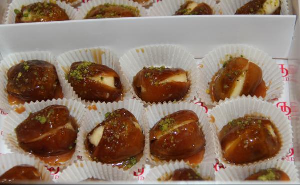 DippedDates_'s tweet photo. New arrival: Caramel dates http://t.co/0IsLMHsw