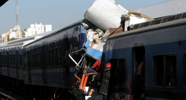 tba_sarmiento's tweet photo. 49 muertos y 600 heridos en trágico choque en Once. Si se puede evitar NO ES ACCIDENTE http://t.co/9ooWkrRj