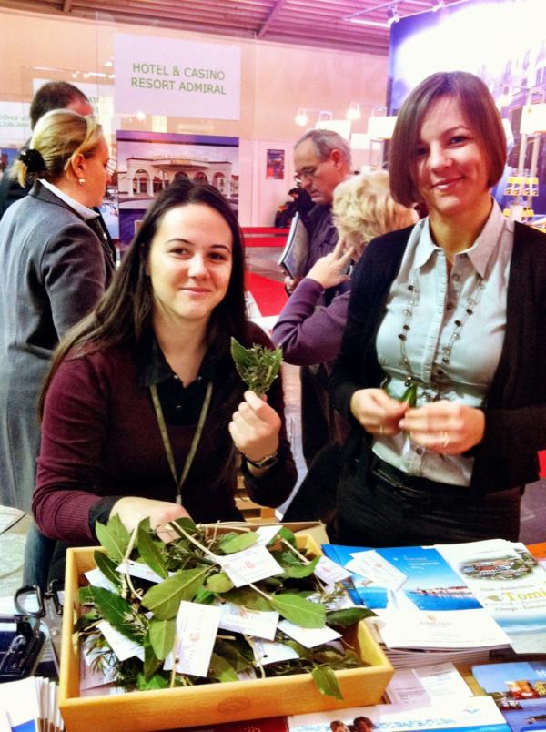 SloveniaInfo's tweet photo. Rosmarin und Lorbeer aus Izola werden zu Duftsträußchen gebunden … #freemuenchen http://t.co/UeQso1bB
