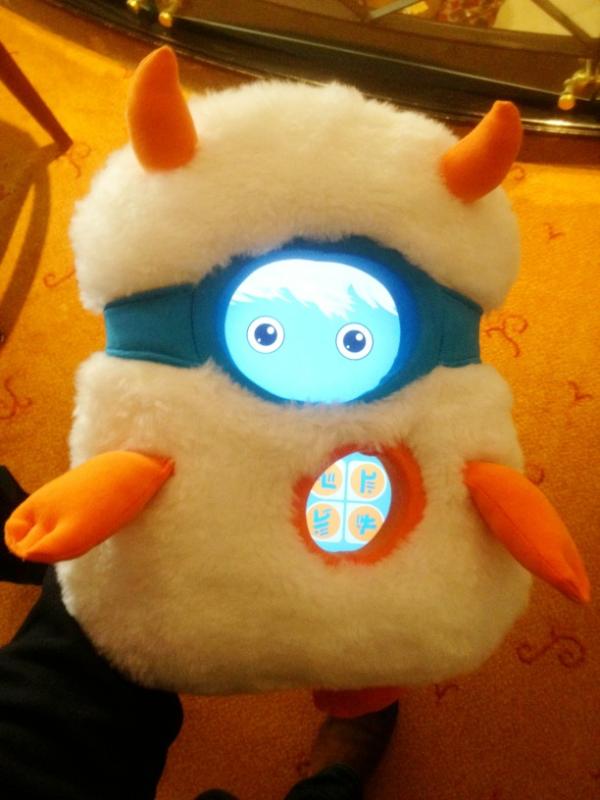 manafu's tweet photo. Cum transformi un iPad intr-o jucarie. Vazuta la #dmf12 si disponibila pe http://t.co/B6yq4sLn http://t.co/CYbtIeR0