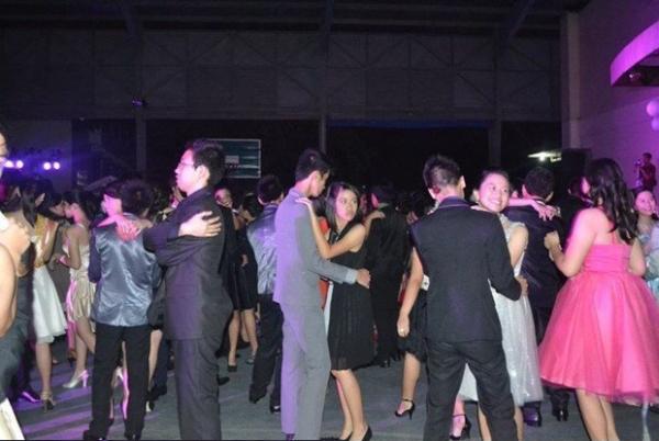 KonbiniFr's tweet image. Dancing w/ Myself #PromFail