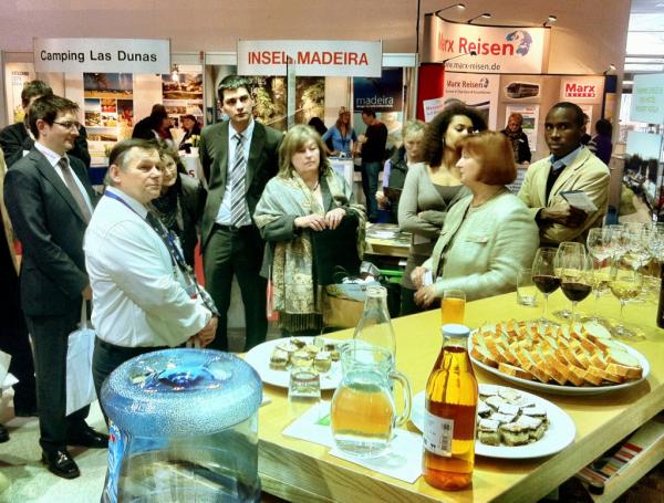 SloveniaInfo's tweet photo. Inzwischen, am Slowenien-Stand: Besuch einer #freemuenchen Workshop-Gruppe http://t.co/iBEM0epy