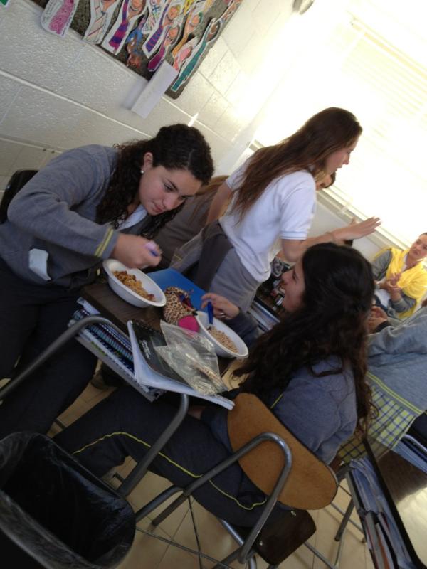 palcosta's tweet photo. Having breackfast at school ?? #bdoajjj  descaradass jajaja!!! @begonamarina @mariaesteve http://t.co/vVObHtk2