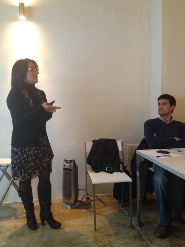YarakSeed's tweet photo. @TorreblancaMJ Nos cuenta cómo innovar en un negocio tradicional gracias a las TICs @coworkvalencia #workshopTIC http://t.co/oBCOea08