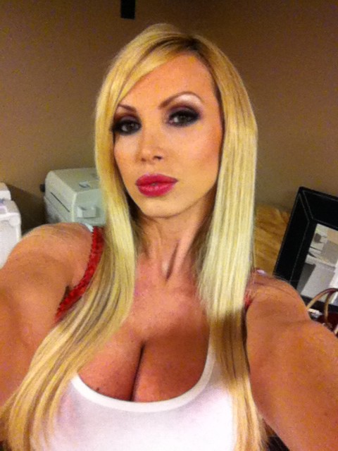 Jinsiy sharni qiniga solayotgan ayolning porno videosi Porno eshak video onlayn