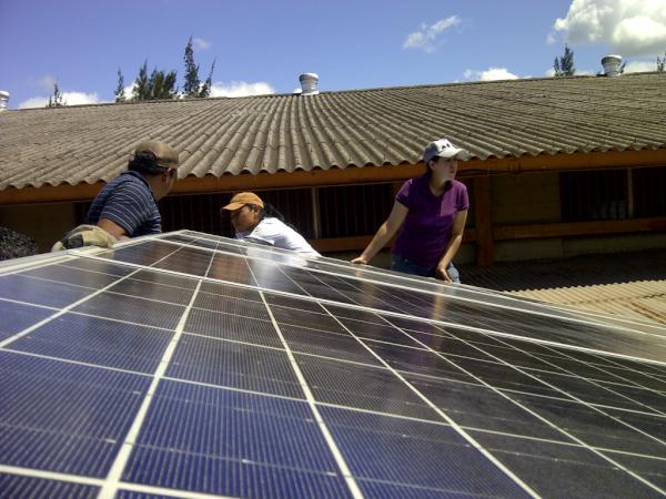 The first solar system tied to grid, was installed by soluz the last week as support to the UNAH students in Honduras.