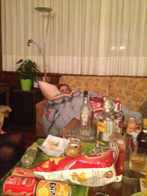 Jalegri2's tweet image. Parece q estas 4 jóvenes se retiran ya porq tienen q ir a clase a las 8  d la mañana, vamos, en media horita! #lifeoff