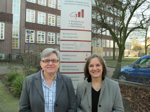 CatmanITB's tweet photo. Wie immer mit Rat und Tat an unserer Seite - unsere Kursleiterinnen Brita Moosmann und Dr. Karin Siedler-Thul http://t.co/bFsPxiWB