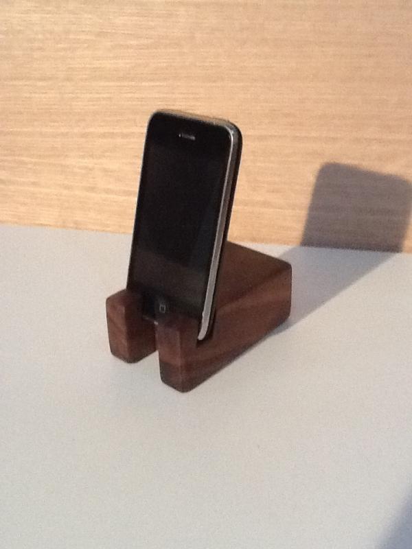 BenedictsCraft's tweet photo. website for #iPad and #apple #mac stands will be live next week, here's a preview. Our executive walnut #iPhone stand http://t.co/kWyT6oZ6