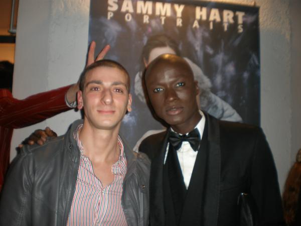 art_Sayan's tweet photo. #SammyHart Vernissage with #PapisLoveday http://t.co/vRhCxZwK