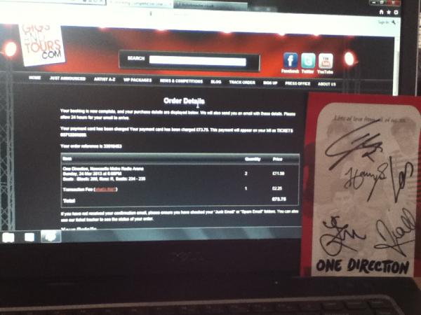 SamRoksy's tweet image. So on the same day I got #1DTourTickets, I got their signed autograph in post. I love @onedirection #boshbosh