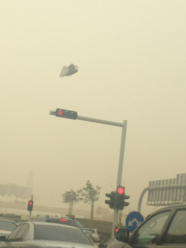 Tanteef's tweet photo. اعرف اذا أقلعت الأكياس في الجو انك لازم ترجع بيتكم بسرعه ....
#Saudi
#Riyadhwether http://t.co/ODuZ6VIY