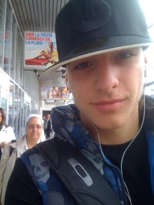 maluma's tweet image. Yo cantando reggaeton en el aeropuerto a todo volumen que pensara la monjita que esta detrás de mi jajaj