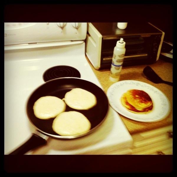 MrsKvanS's tweet photo. Bedtime snack: banana pancakes :) http://t.co/kWJ5SIoz