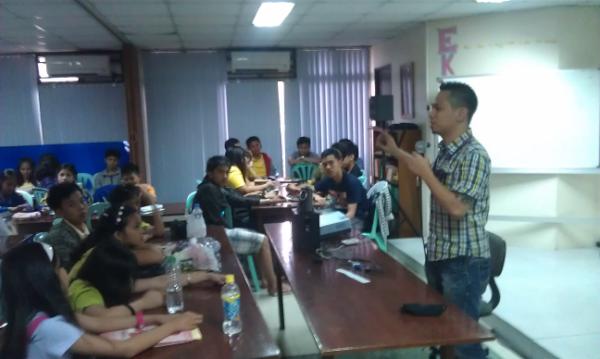 _josiahalbelda's tweet image. Idol @dino_mars telling our delegates how he does his thing at Philstar. #Ignite2012