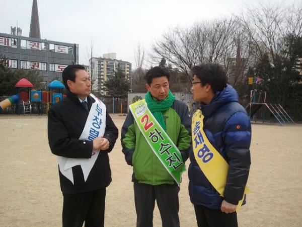 가야축구회 시무식 자리에서  군포시 각당 예비후보 3분이 무슨 토론이라도 하는 걸까요? 부창렬 후보님 궁금합니다!!