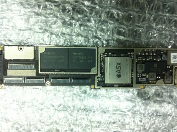 TheAppleRumours's tweet photo. A chinese site has posted an image of what the iPad 3's circuit board could potentially look like. What do you think? http://t.co/D4HEgkMo