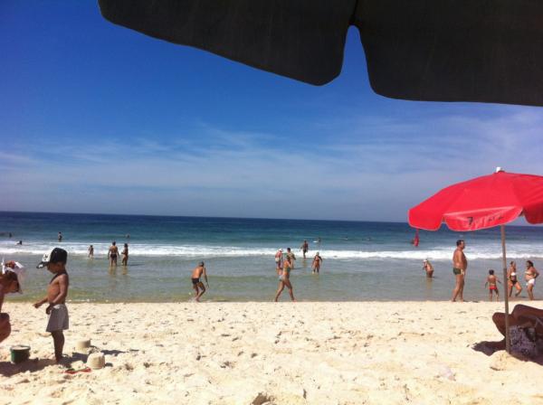 Para quem sofreu com a água gelada da praia da barra nesses dias, fica a dica: hoje tá tipo mar do caribe!