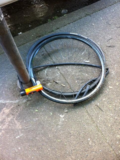 ClickCycling's tweet image. It's lucky the owner was using a kryptonite lock??? #ridevancouver