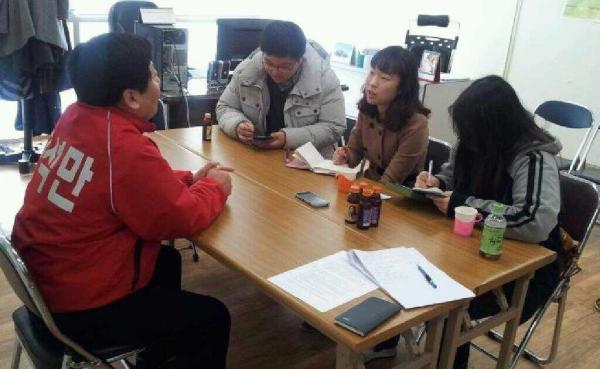 YUN_SM's tweet photo. 충남대학교 학보사 편집위원들과 인터뷰를 가졌습니다. 대학생들의 총선에 대한 의지와 열정을 돌아보는 시간이 되었습니다. 우리 미래인 젊은이들과 앞으로도 지속적인 대화의 시간을 갖고 공감대를 넓혀 나가겠습니다. http://t.co/zIK5a0jP
