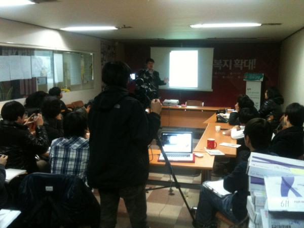 ecorednomard's tweet photo. 지금은 이헌석 에너지정의행동 대표를 모시고 탈핵강연중 후쿠시마사고와 최근현황을 듣고 있습니다 청소년과 청년이 주인데 언젠가 탈핵을 실천할거라 믿으며 http://t.co/V47sHrlR