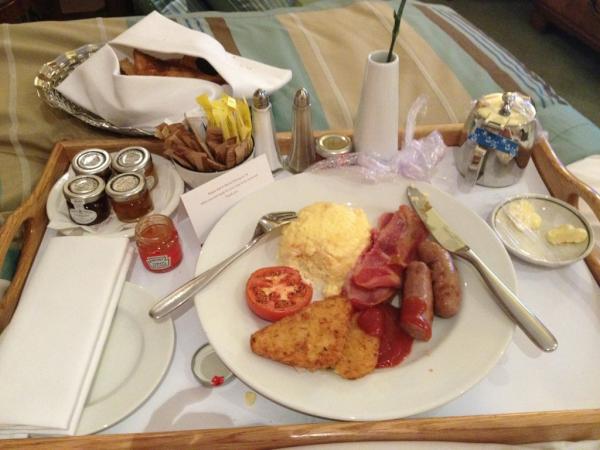 AlexAlpha86's tweet image. Early breakfast in London.