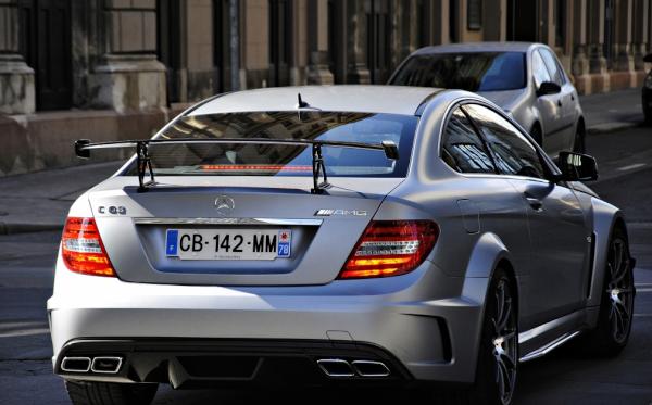 MercedesDaily's tweet photo. Unbelievable paint job from #Affalterbach #BlackSeries http://t.co/bVAIrAOS