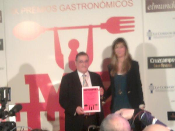 Recogiendo la mención de honor de IX Premios Gastronómicos de la Revista La Luna de Metropoli a mejor Bar de Tapas.