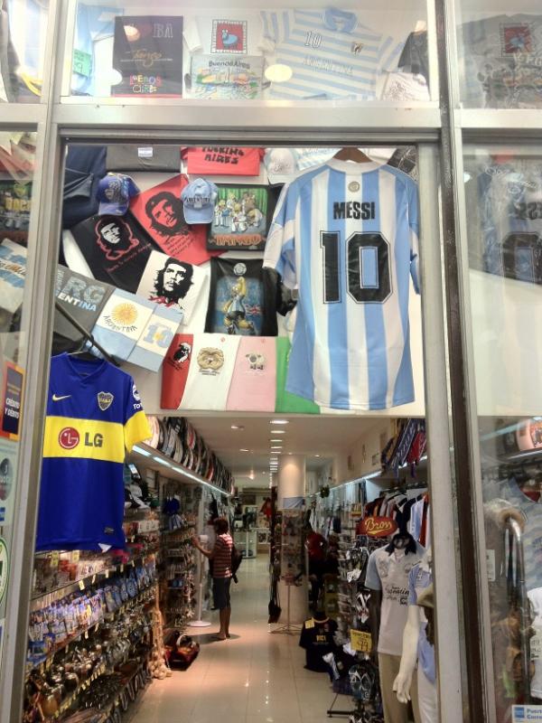 В Буэнос-Айресе нет такого магазина, где при входе не висела бы футболка с фамилией МЕССИ ! И почему не Милевский...)