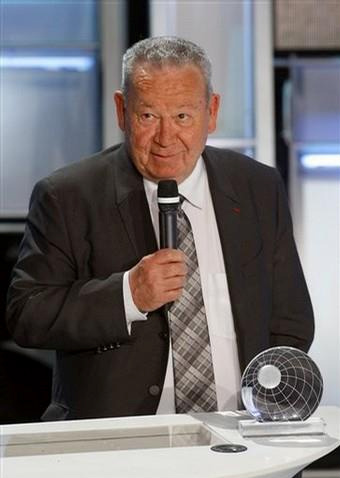 JustFontaine1's tweet photo. Just Fontaine smiles after receiving a trophy of honor during the UNFP awards ceremony.13 goals in the 1958 World Cup http://t.co/43PxPmAW