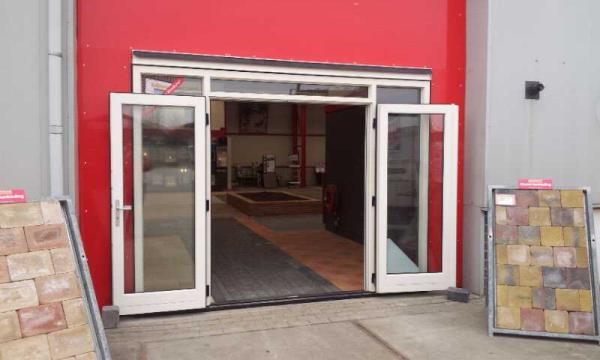 Spaansen_TBM's tweet photo. Nieuwe toegangs deur naar de vernieuwde overdekte  #showtuin van #spaansen tuin en #bestratings materialen in winkel. http://t.co/cKLI6knM