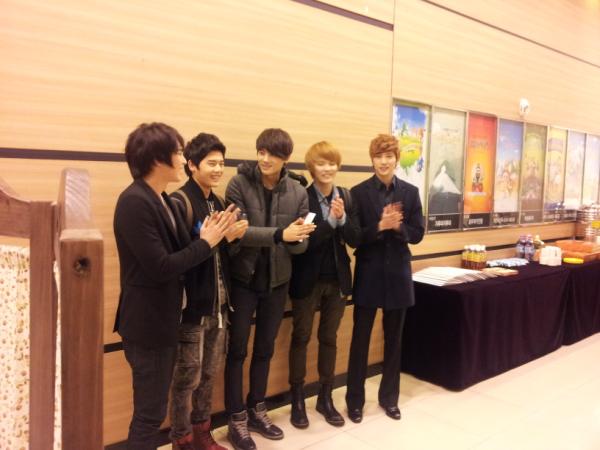 2012DalGoNa's tweet photo. [달고나 보러 왔습니다] 제국의 아이들과 아이더트리탑스 찰칵!! 응원인터뷰 중이세요 ^^ http://t.co/Ok0CMqSd