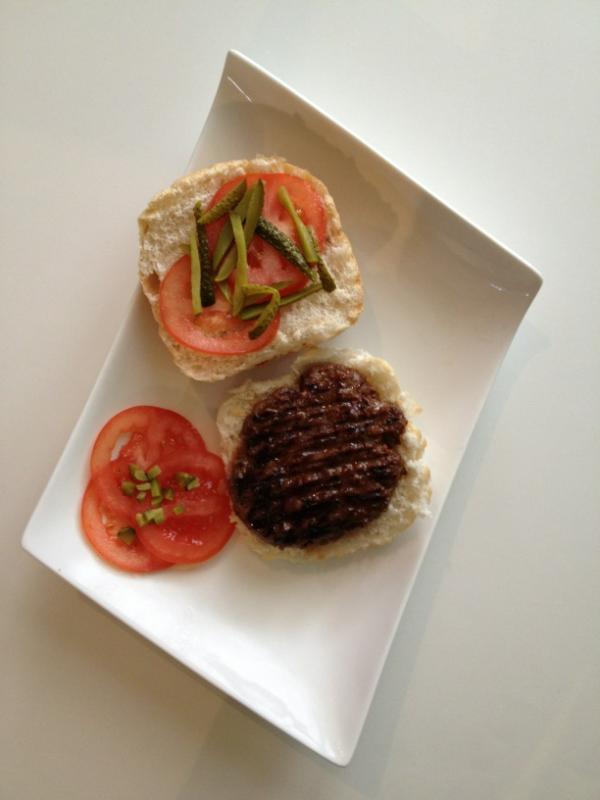 Eenvoudig maar lekker! Grof gedraaide Amerikaanse Runderhamburger op een broodje
