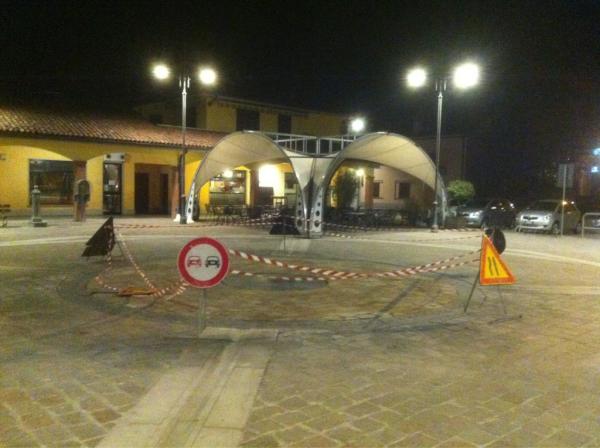 ForniAndrea's tweet image. Divieto di sorpasso sulla fontana di #corteolona davanti al #baloon!?