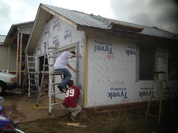 UADRIP's tweet image. University of Alabama DRIP #Alternativespringbreak in full swing-Day 2- Siding &amp;amp; Framing