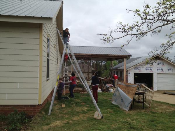 UADRIP's tweet image. University of Alabama DRIP #Alternativespringbreak in full swing-Day 2- Siding &amp;amp; Framing Picture 4: