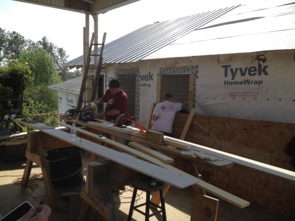 UADRIP's tweet image. University of Alabama DRIP #Alternativespringbreak in full swing-Day 2- Siding &amp;amp; Framing Picture 5: