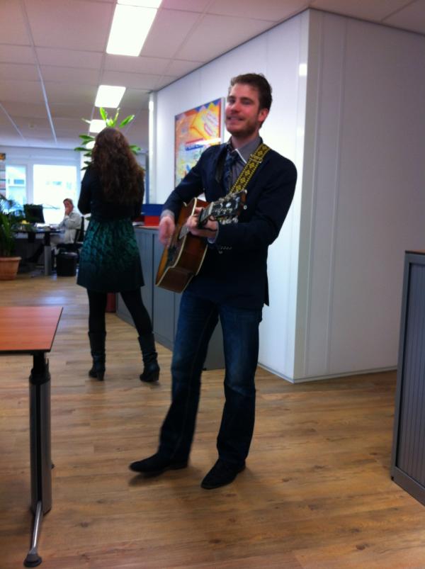 hookedonpearls's tweet photo. Hoe leuk is dat! Tim Akkerman die aan je bureautje staat te spelen! #gaaf http://t.co/kD1PxZ0B