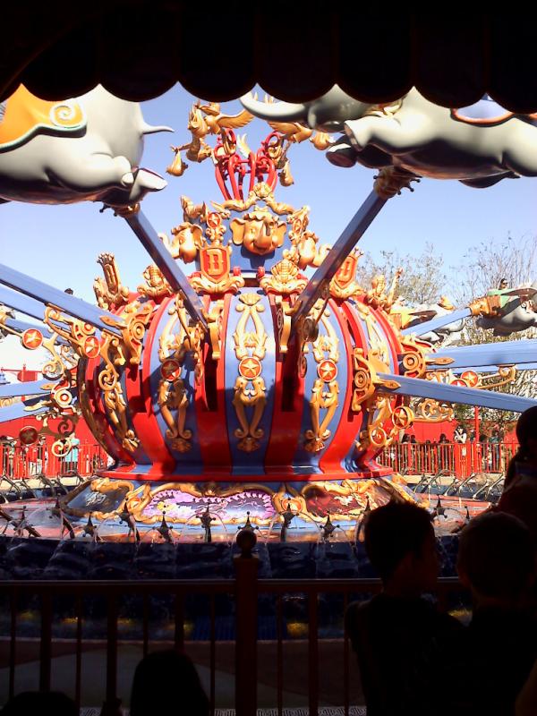 tulipmonet's tweet photo. Riding the new Dumbo ride :) http://t.co/GzwLDMMW