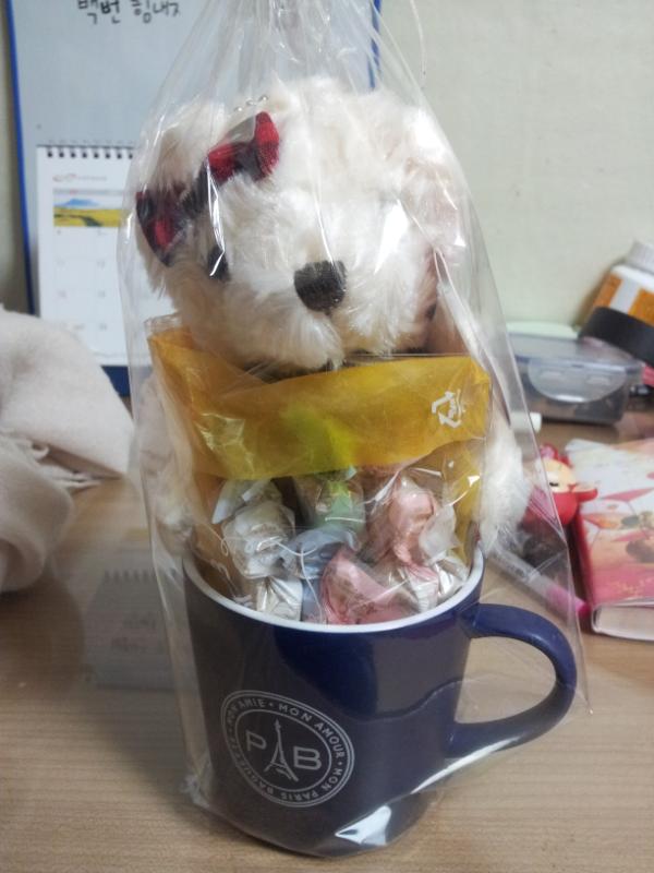 ollebj's tweet photo. 아빠가 화이트데이라고 사다가 책상위에 두셨던데, 27살에 아빠밖에 없나봅니다ㅜㅋㅋ http://t.co/J8oTLfgq
