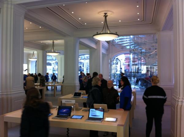 BasLamers's tweet image. Met m&apos;n schatje in de speelgoedwinkel :-) #applestoreadam #prolabs #music