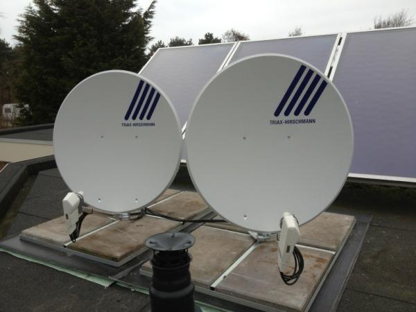 De schotels zijn geplaatst, het satelliet ontvangststation is klaar voor gebruik.