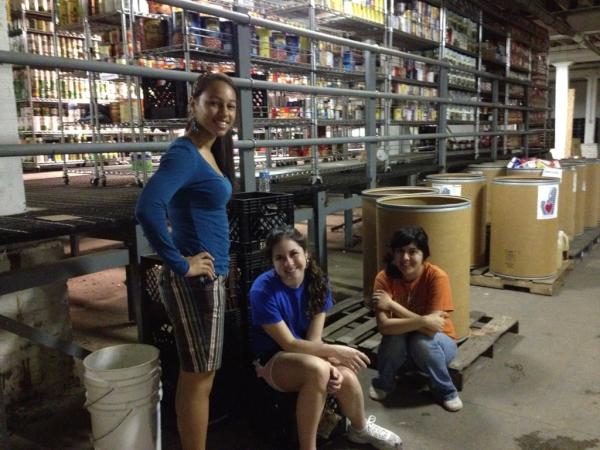 YLChattanooga's tweet photo. It's Social Services Day for YLC... A great time volunteering at the Community Kitchen! #ymca @ChattanoogaYMCA http://t.co/TfN2yVci