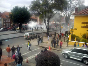 Momento en que el Esmad intenta retomar el control de la calzada exclusiva de Transmilenio.