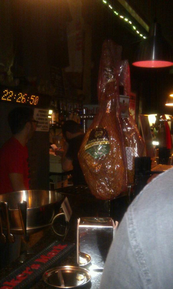 bosiecat's tweet image. Ok: let me explain, this bar is named - "Bacon Bear Bar"! #BarcelonaBars