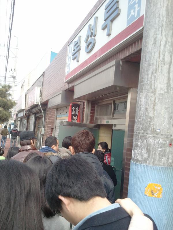 superkdk's tweet photo. 군산  복성루 진입 직전. 두 시간 기다렸는데 맛없으면  불질러버릴거야. http://t.co/WTM1vGg0