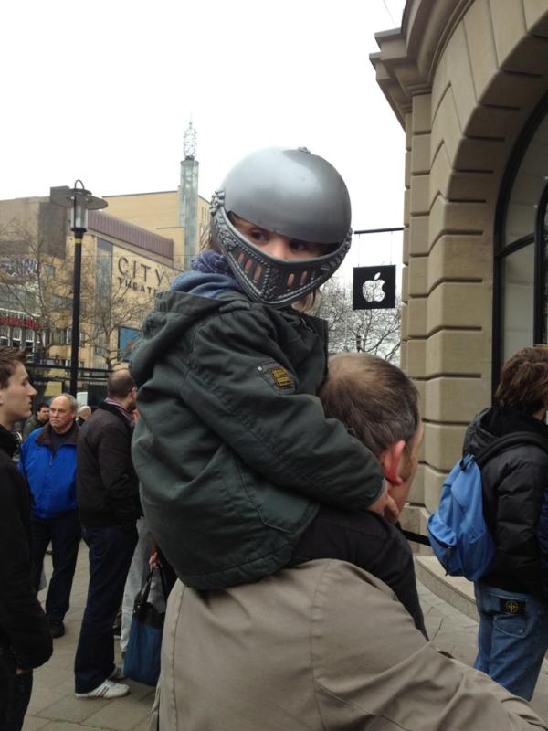 ssann's tweet image. Dit jochie had zich goed voorbereid. #applestoreadam