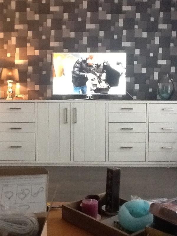 Paskie_V's tweet photo. Zo we zijn weer #Dirkslanders. Alles staat en de tv werkt. Nu morgen alleen nog ff vechten met de kabels! http://t.co/zdQAG0S